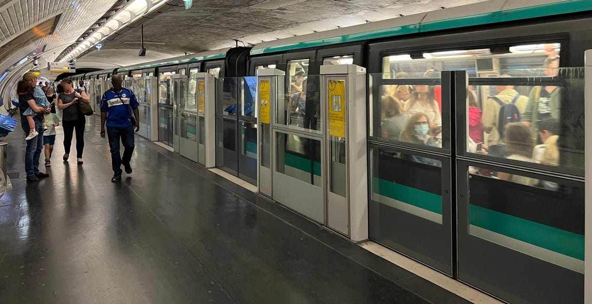 Párizsban a vébédöntőre készülve a hatóságok elfedték egy metróállomás nevét