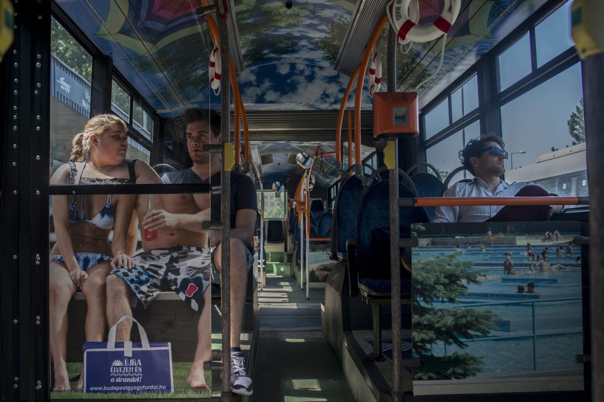 Garázsban pihennek a klímás buszok a hőségben