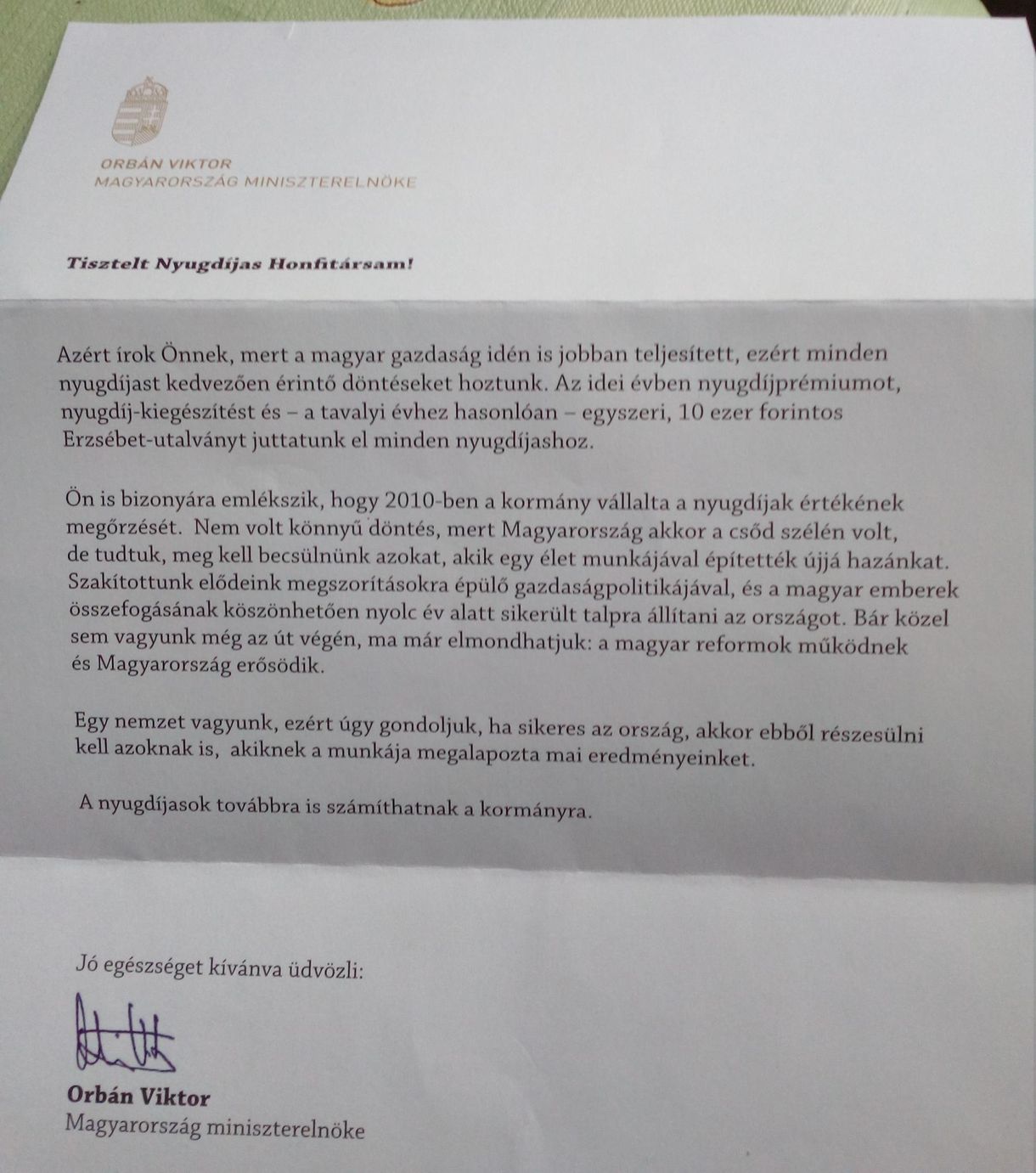 Idén is nyájas önfényezéssel akarja levenni Orbán a lábukról a nyugdíjasokat