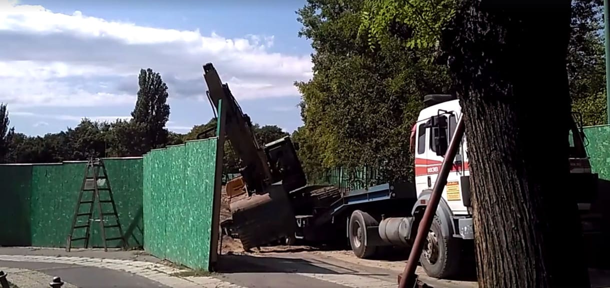 Jól szórakoztak a ligetvédők a Pecsa bontásánál bénázó munkásokon – videó