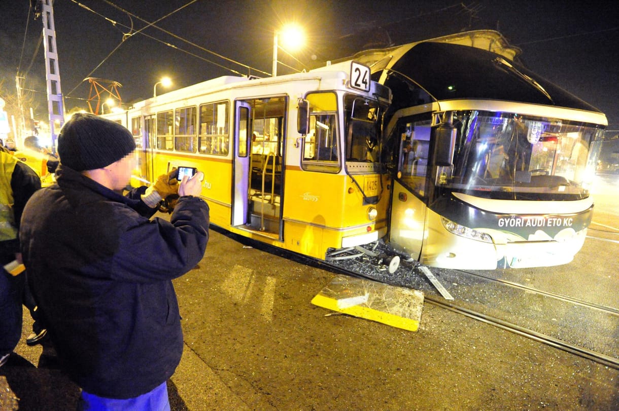 Fotó: felöklelte a 24-es villamos a Győri Balett buszát