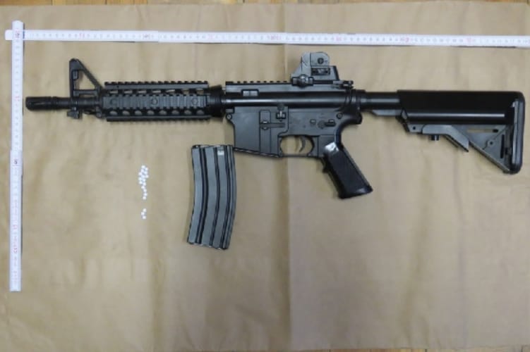 Airsoft fegyverből lődözgettek járókelőkre szórakozásból autókázáskor
