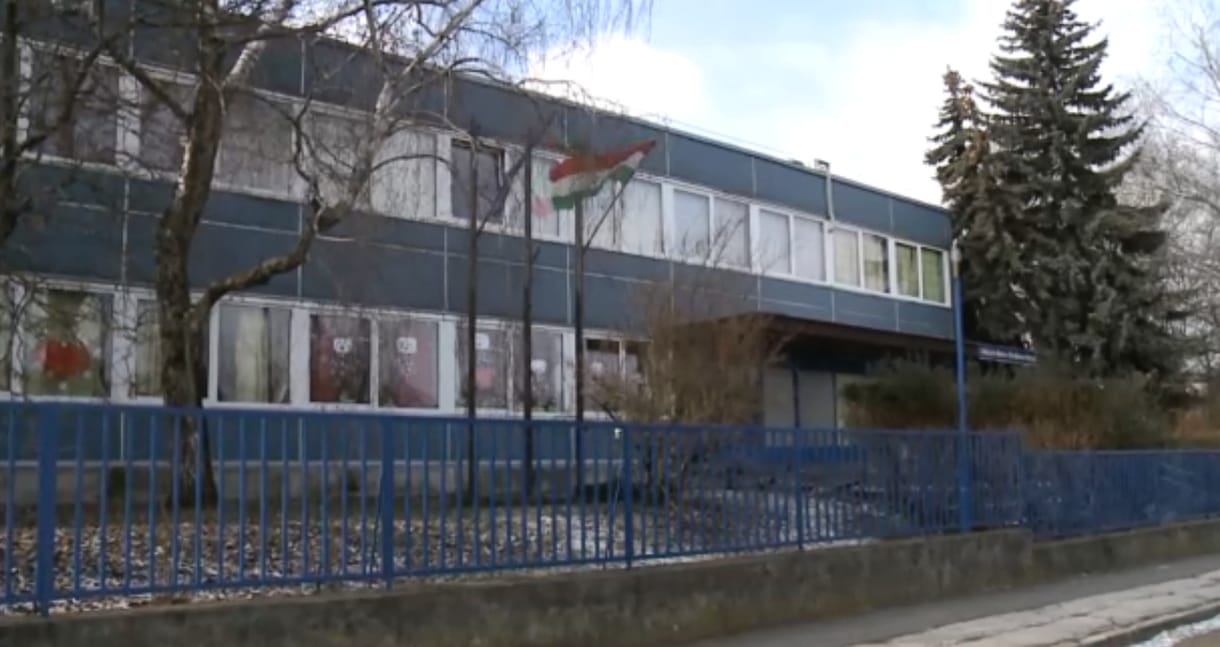 Víz folyik a konnektorokból egy veszprémi iskolában