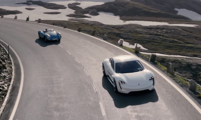 Lélegzetelállító drónvideó: egy régi és egy új Porsche kergetőzik az Alpokban