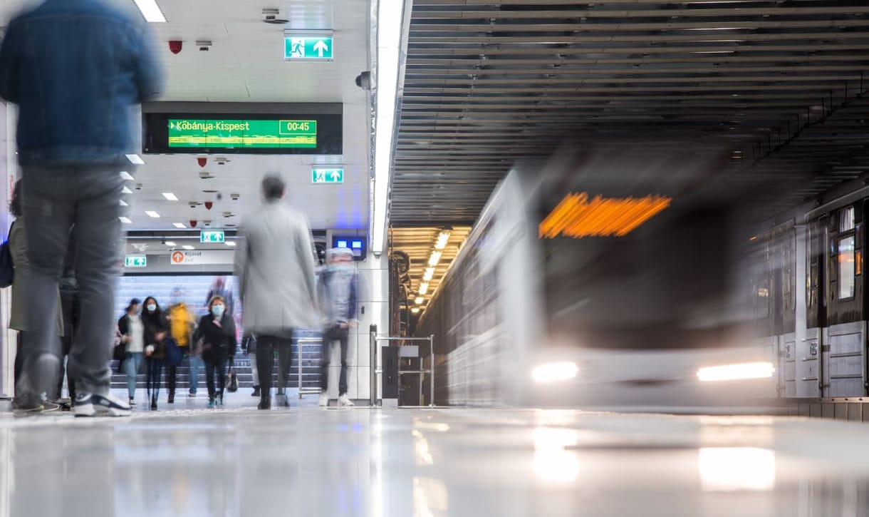 M3-as metró felújítása: átadják a Ferenciek tere és Deák téri megállókat