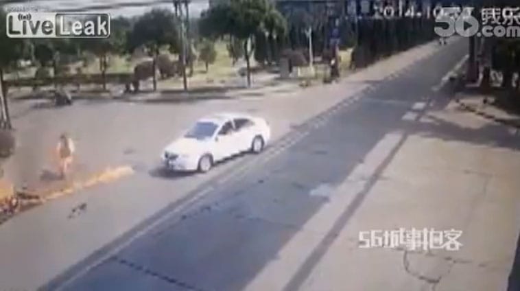 Autóval ütközött, majd kigyulladt egy motoros - videó