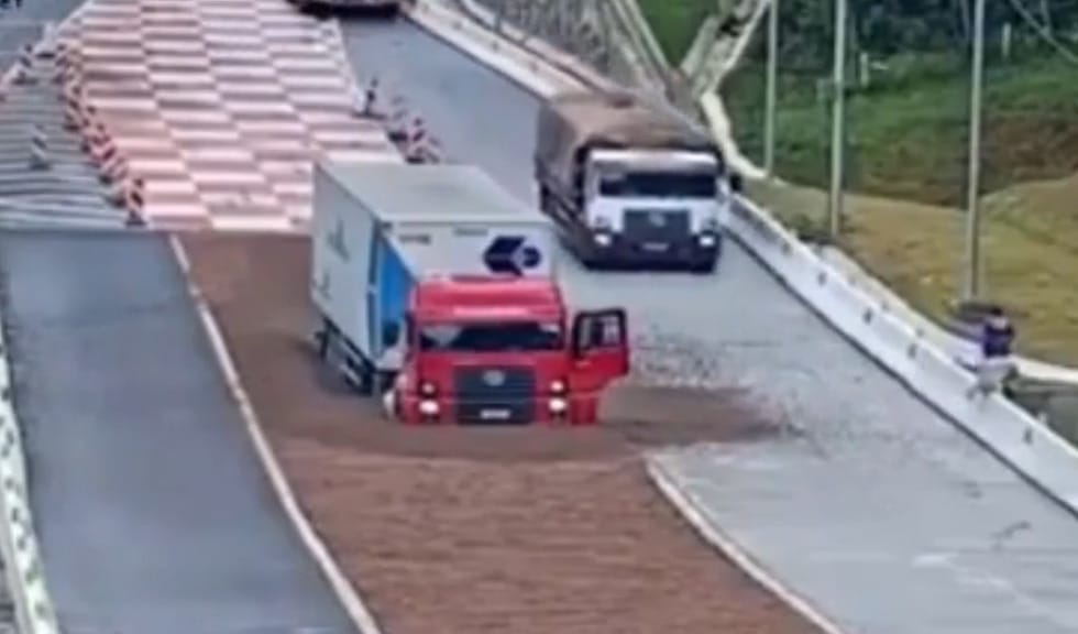 Ijesztő helyzetben vizsgázott jól két kamionos és a sóderágy – videó