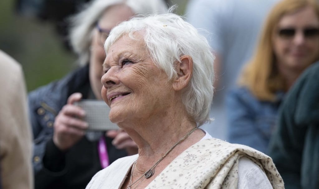 A 90 éves Judi Dench olyan rosszul lát, hogy egyedül már utcára sem léphet
