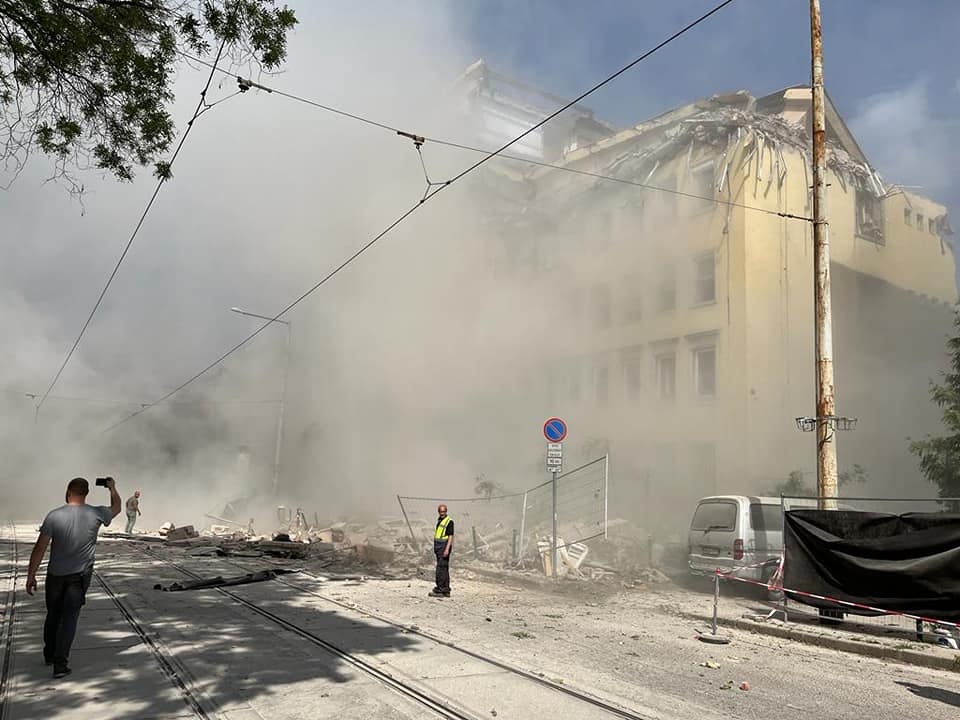 Leomlott két emelet egy XII. kerületi irodaház bontásakor