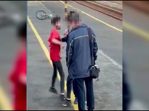 Maszk és jegy nélküli utazó fiú támadt MÁV-dolgozókra Nyíregyházán – videó