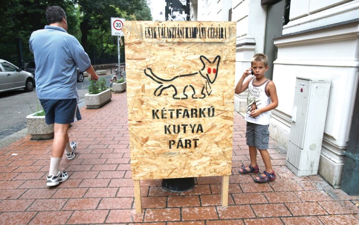 Tanszergyűjtő akciót indít a Kétfarkú Kutya Párt