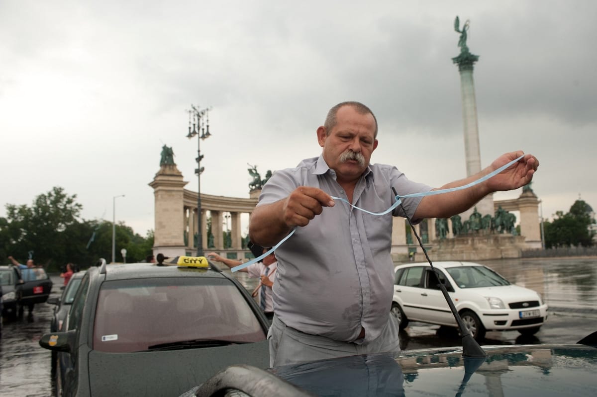Száznál is több taxis várja ma Tarlóst - fotógaléria