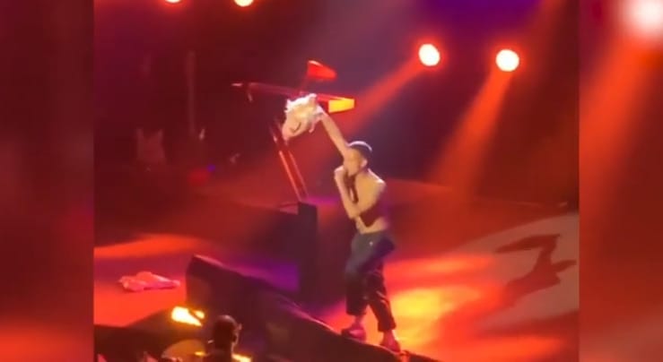 Boris Johnson levágott fejével lépett színpadra egy brit rapper
