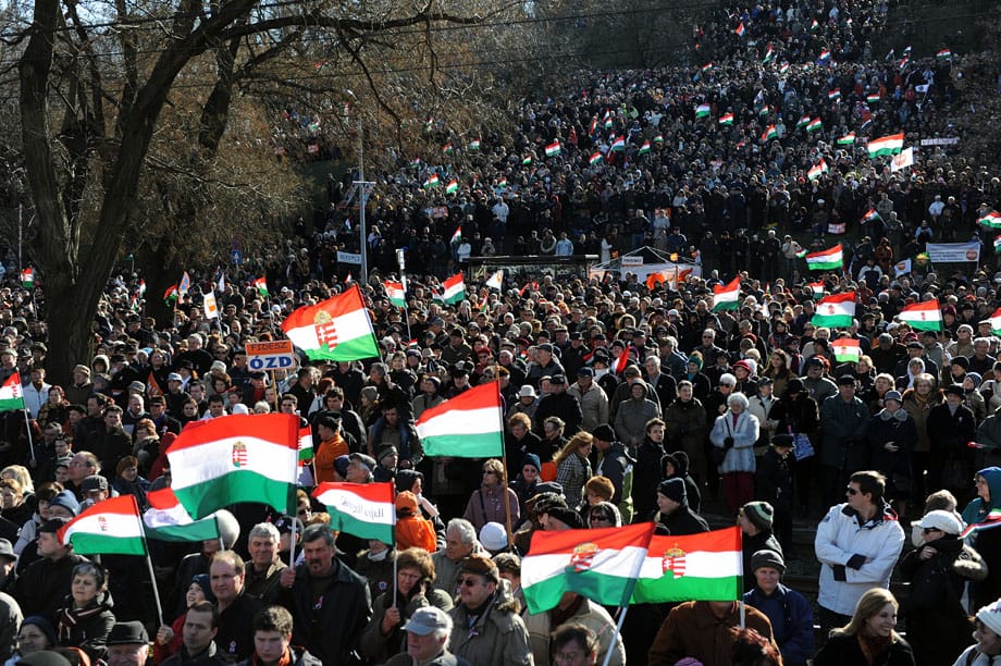 Március 15. - Orbán a Nokia-dobozzal viccelt
