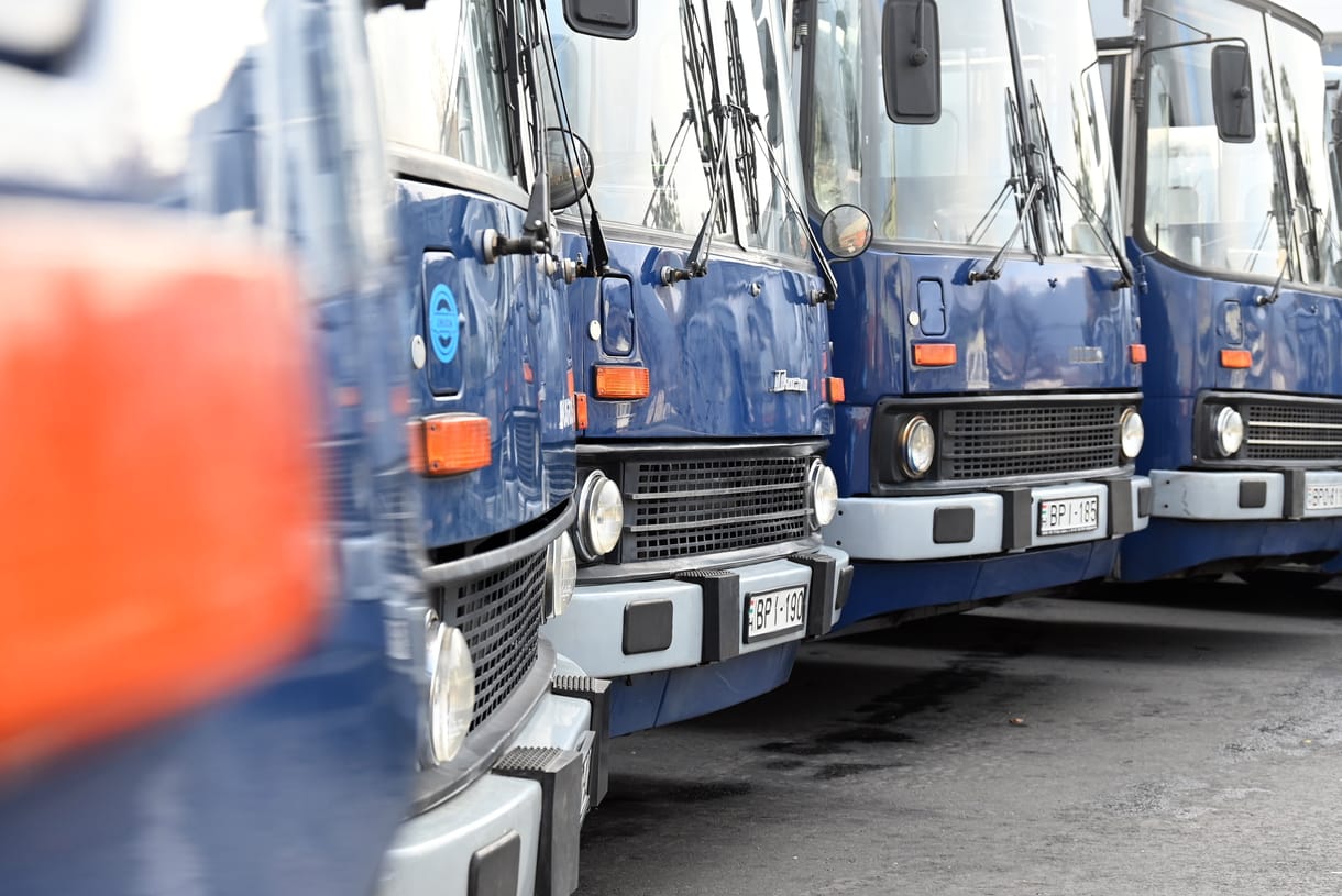 Tizenöt forgalomból kivont buszt adományozott a BKV Ukrajnának