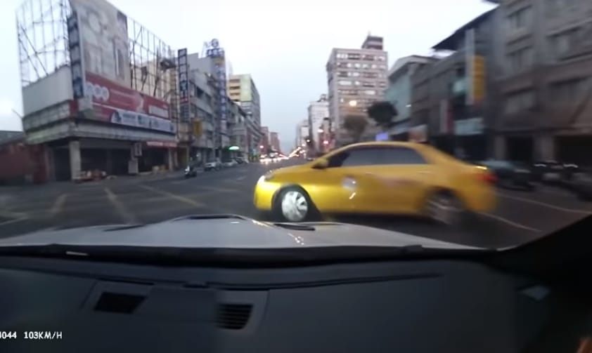 Ön szerint ki hibázott nagyobbat ebben a balesetben? – videó