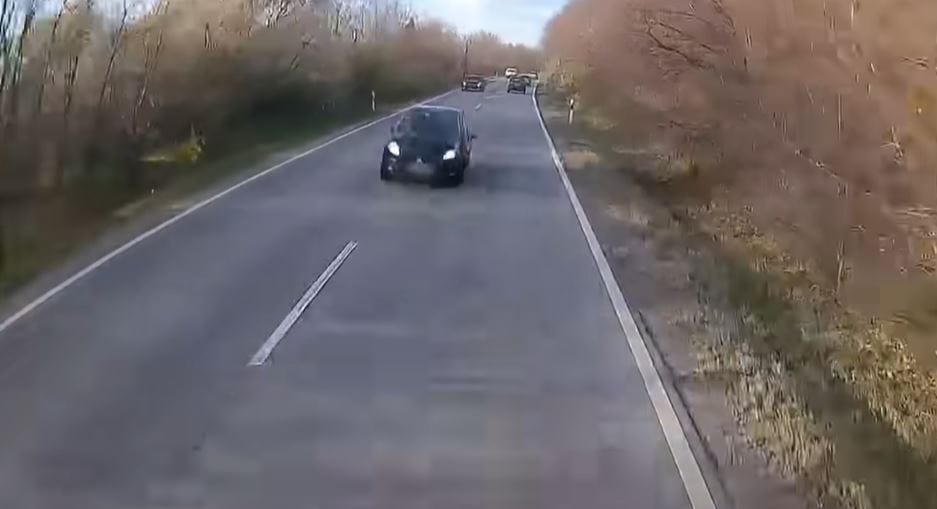 Videó: Centiken múlt egy kamionos frontális ütközése a 81-esen, de a baleset így sem maradt el