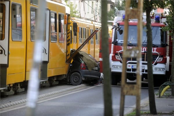 Meghalt a Zuglóban villamossal ütköző autó utasa is