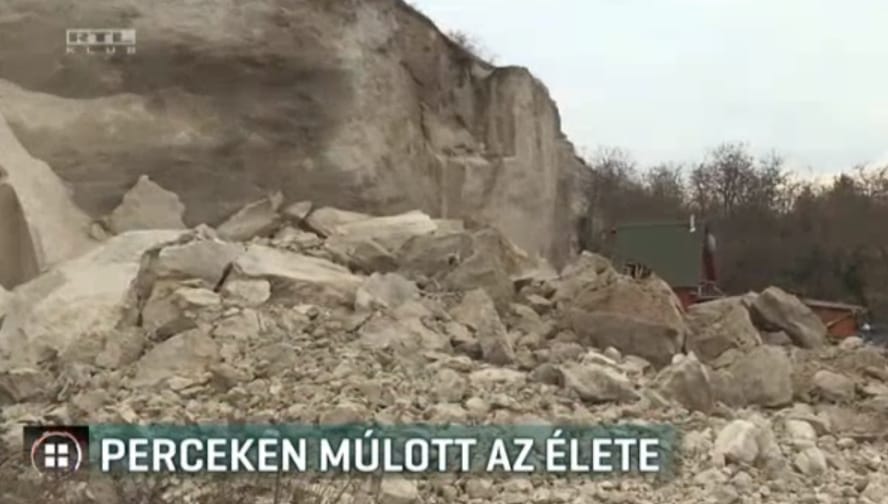 Több tonna kő omlott egy házra Egerben