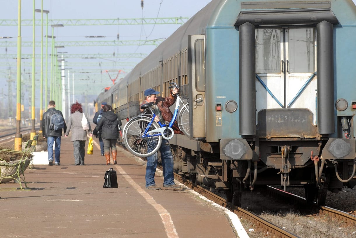 Késnek a vonatok a dunaújvárosi vonalon, mert halálra gázoltak egy embert