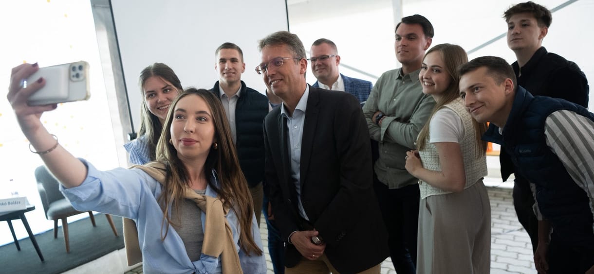 Hankó miniszter szerint csudajó fiatalnak lenni ma Magyarországon. De tényleg az?