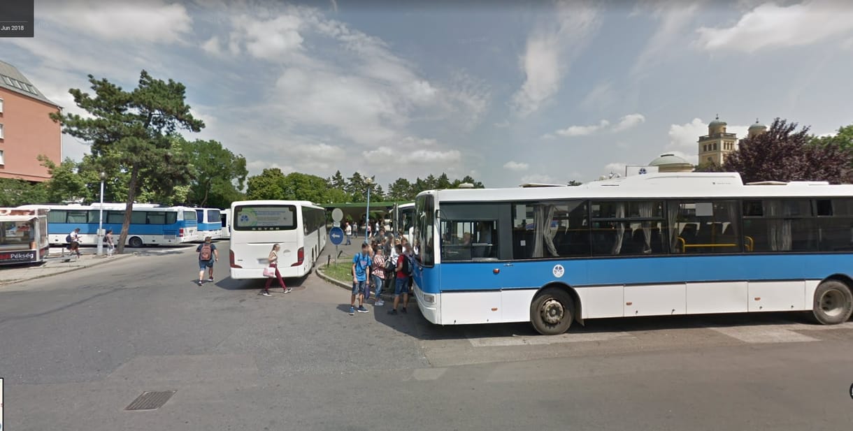 Nemrég adták át, máris ledarálta egy busz az egri állomás tetejét
