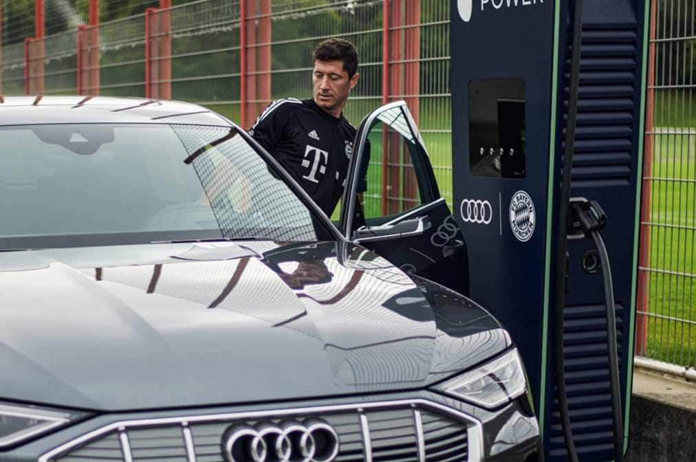 Villanyautókra váltanak a Bayern München focistái