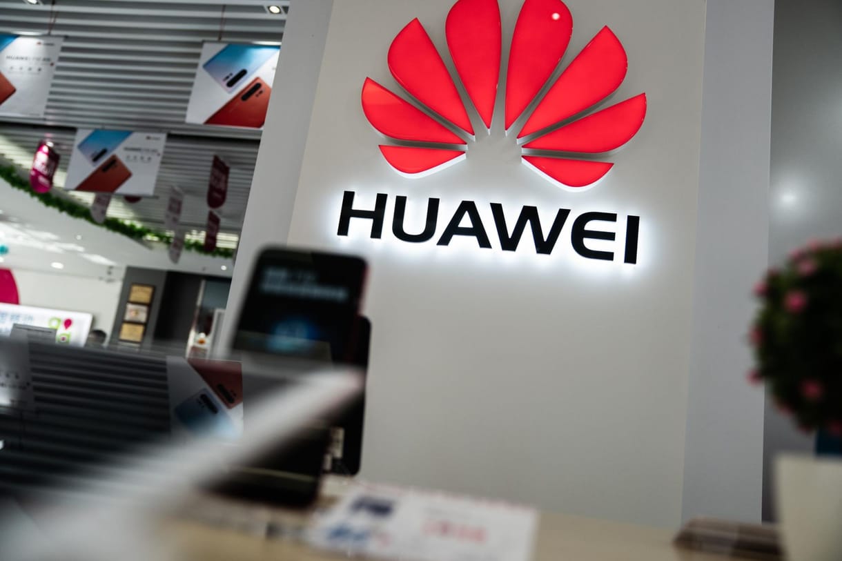 Inkább gyertek hozzánk: udvarol a fejlesztőknek a Huawei, ezen múlhat telefonjai túlélése