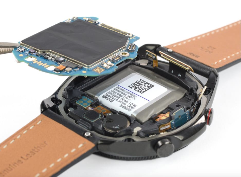 Naná, hogy szétszedték a legújabb Samsung Galaxy okosórát is