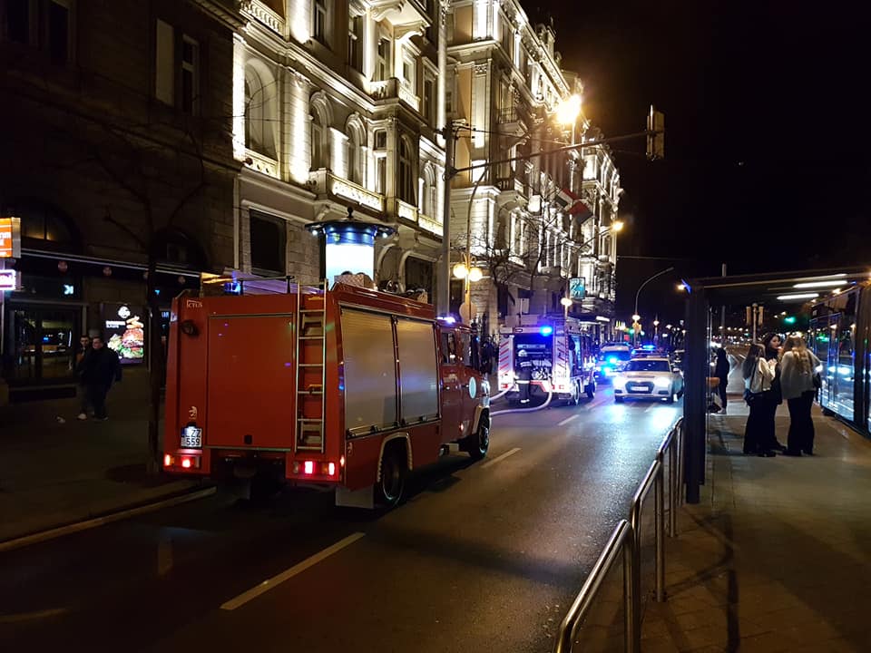 Rengeteg tűzoltó és rendőr lepte el a Király utca környékét