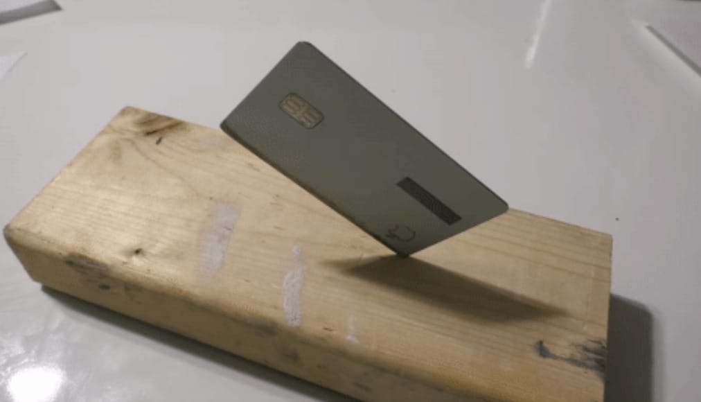 Egy kis reszeléssel éles késsé alakítható az Apple hitelkártyája – videó