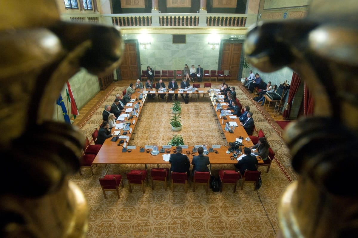 Topmenedzserek szedik le a keresztvizet az Orbán-kormányról