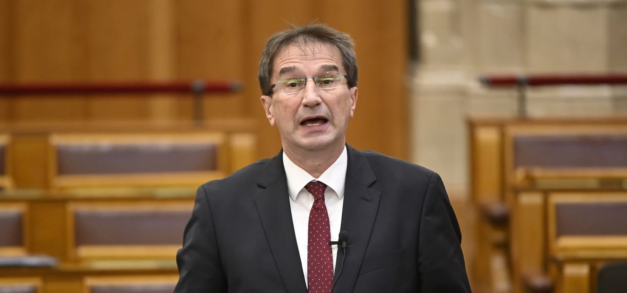 „Kéne valamiféle rendelet, amit k*rva gyorsan össze kell pakolni” – tovább szivárognak Völner Pál és Schadl György telefonbeszélgetései