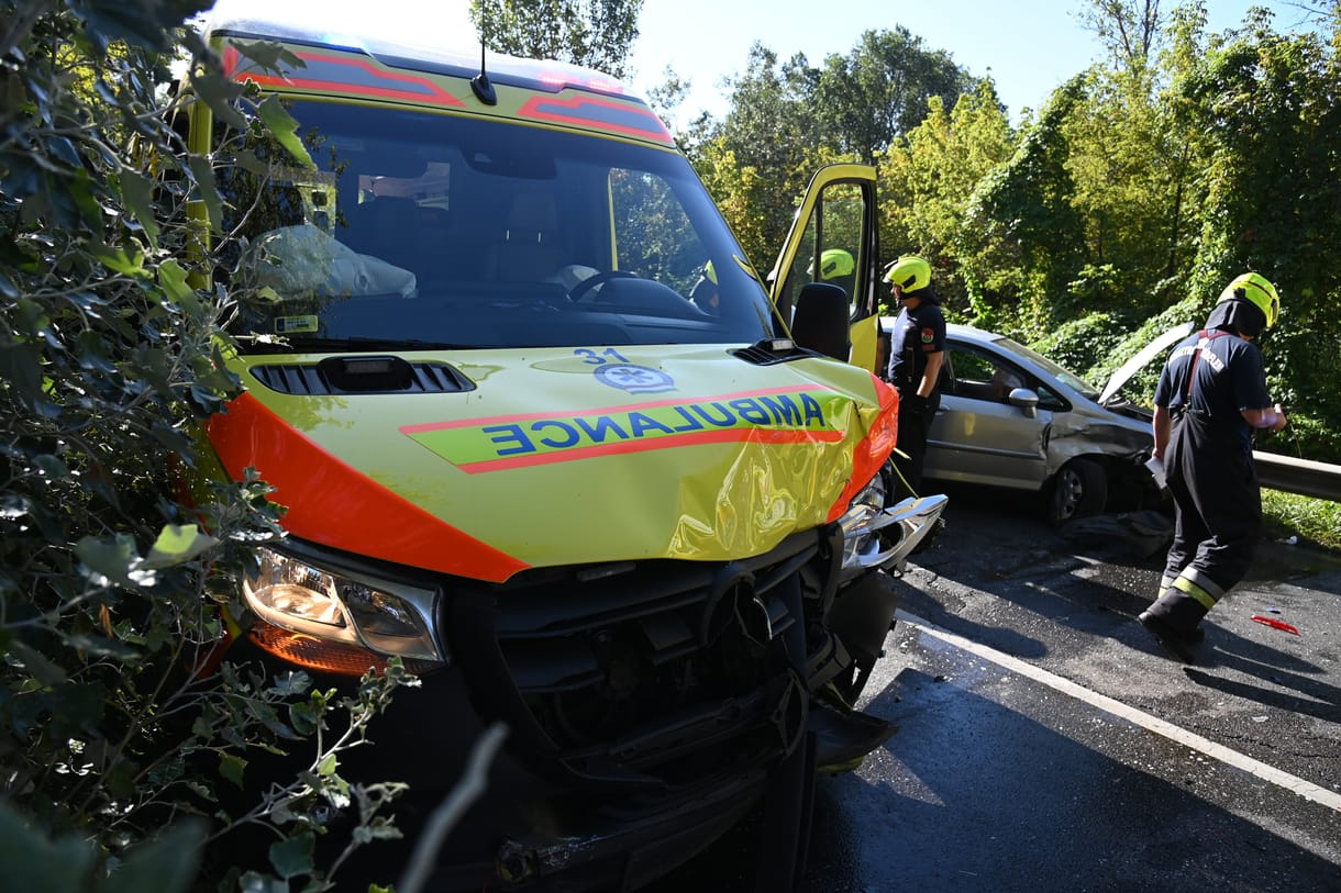 Videón a Ferihegyi úti baleset, amikor ittas sofőr ütközött a kismamát szállító mentővel