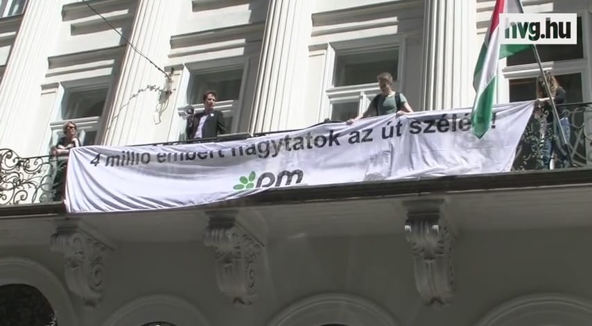 Videó: Aktivisták másztak fel az Emmi erkélyére