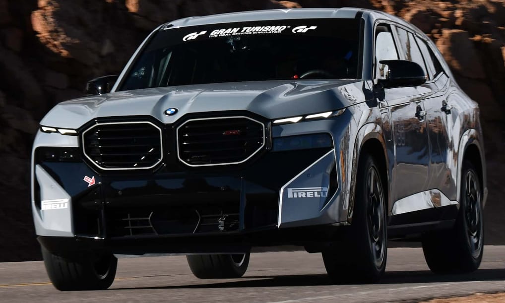 Ólomnehéz monstrum, mégis rekordot futottak a 748 lovas BMW XM-mel – videó