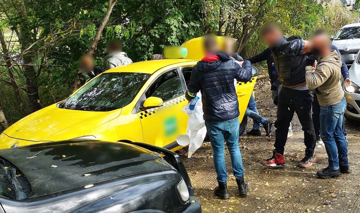 Taxival ment az erdőbe az elrejtett kábítószerért a díler, elfogták