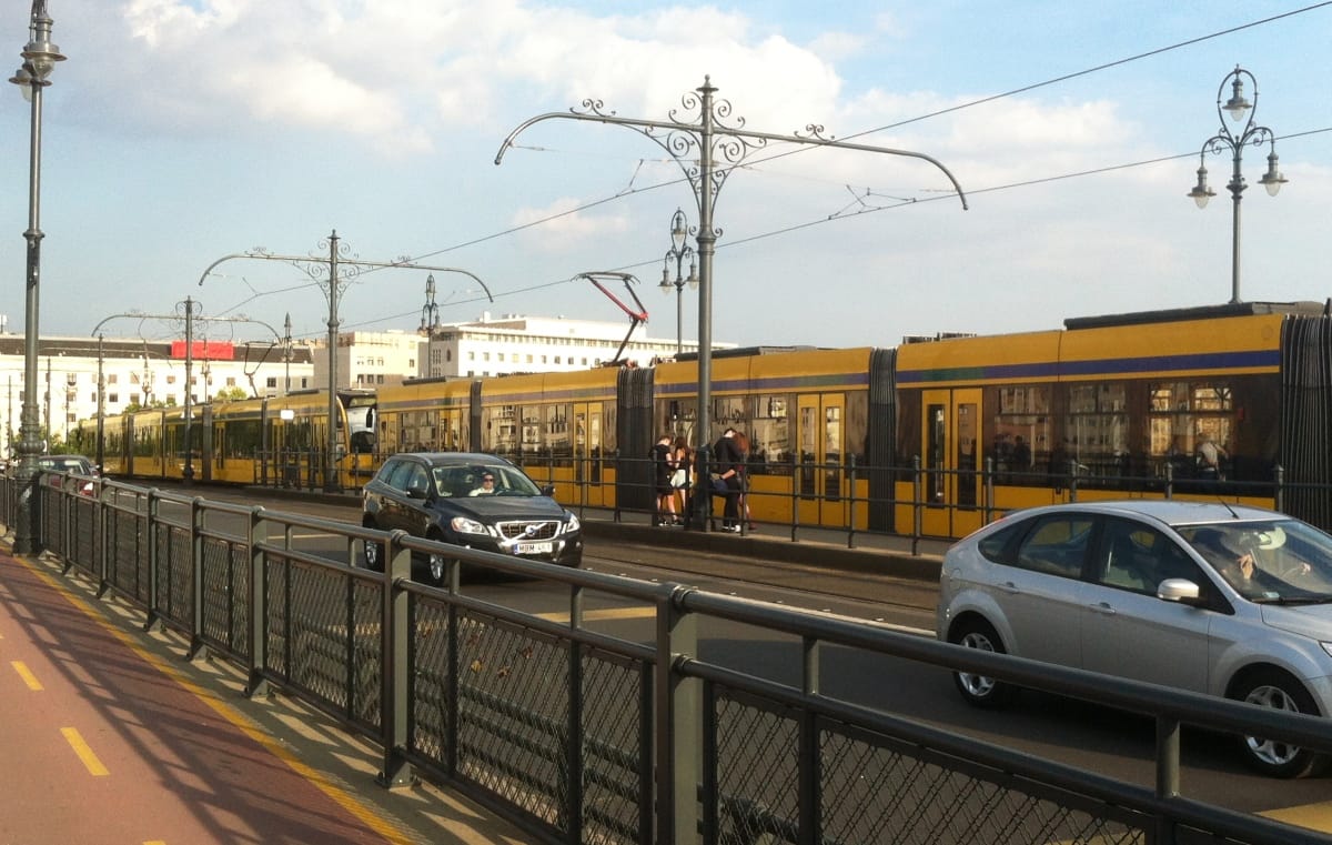 A villamos alá lökhettek egy embert a Jászain