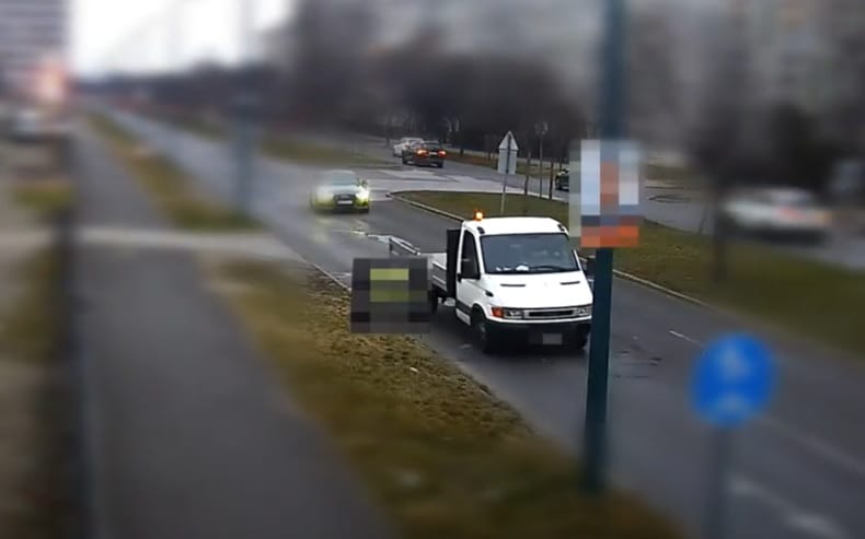 Kisteherautóval lopta az autókat – videó