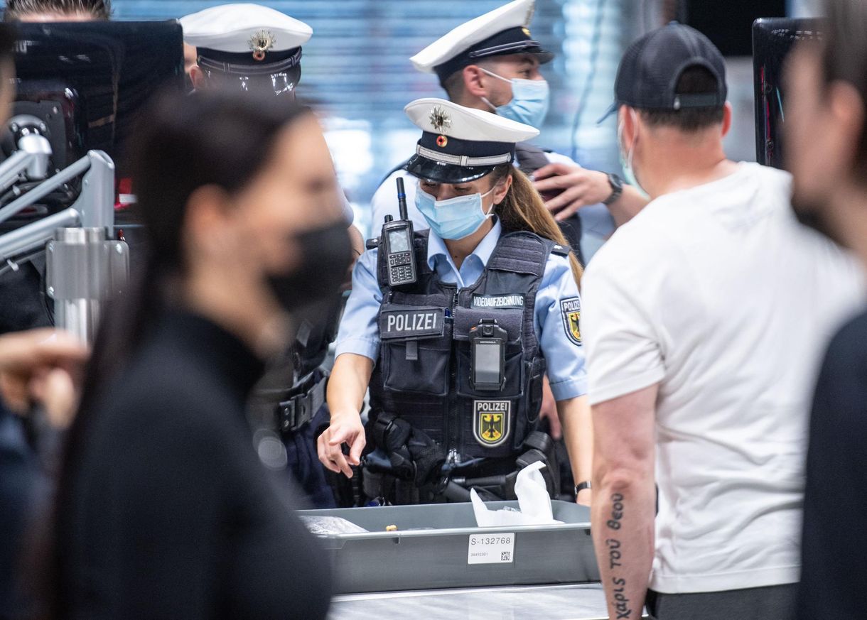 Velünk élő terrorhatás: szigorítások a folyadékkorlátozástól a reptéri cipőlevételig