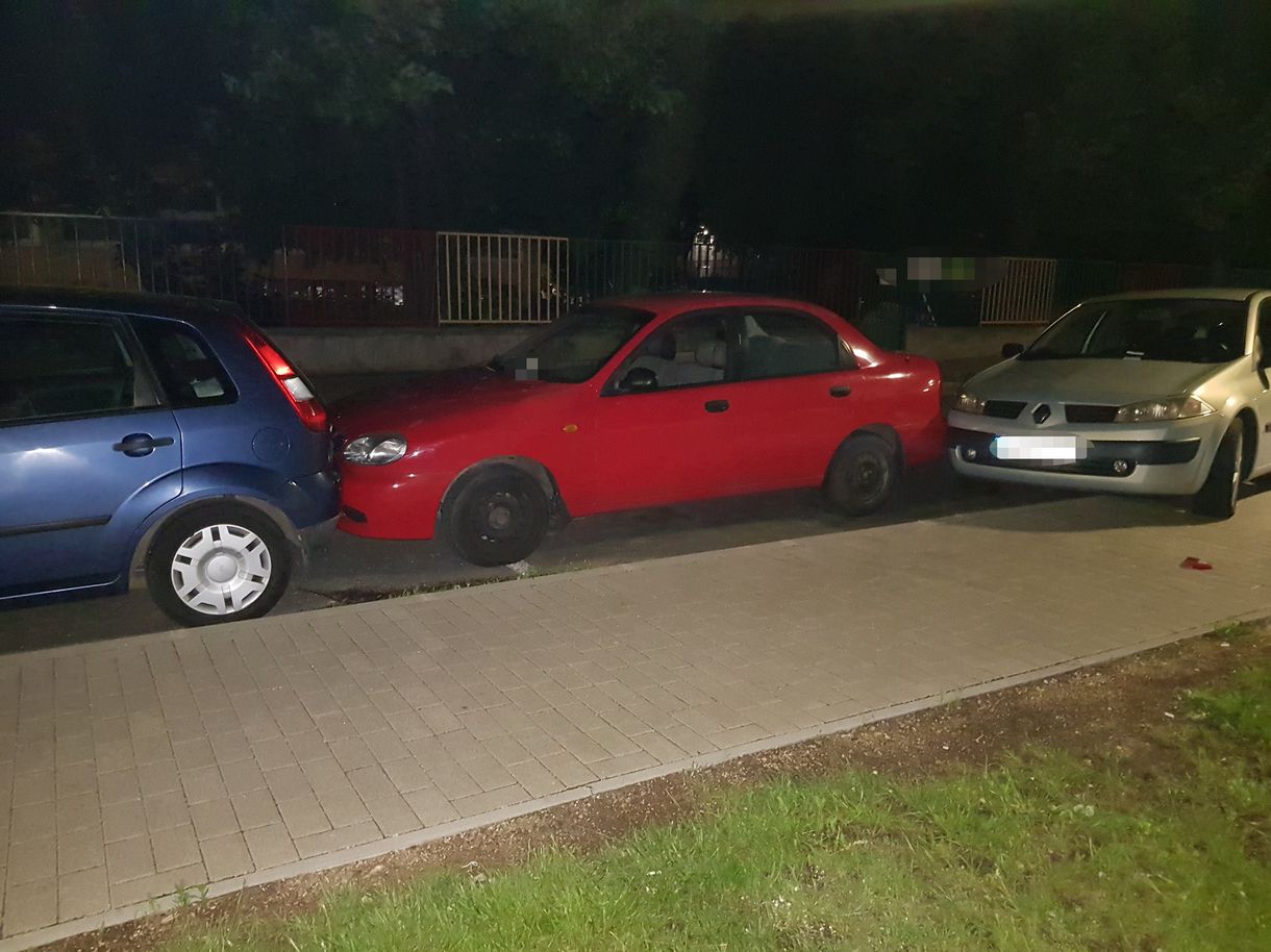 Apja jelentette fel a fiút, aki begyógyszerezve tört össze nyolc autót Várpalotán