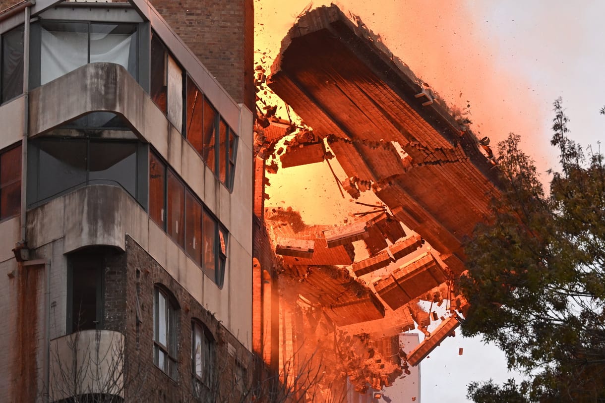 Videón, ahogy hatalmas lángokkal ég egy többemeletes épület Sydney-ben