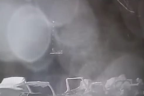 Térfigyelő kamera rögzítette Szicíliában a luxusjacht elsüllyedését - videó