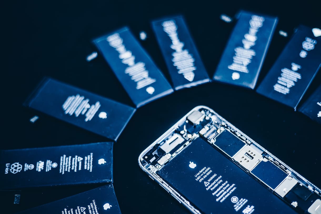 Ha tényleg bevezetik az EU-ban az otthoni akkumulátorcserét, új korszak jöhet a mobiloknál
