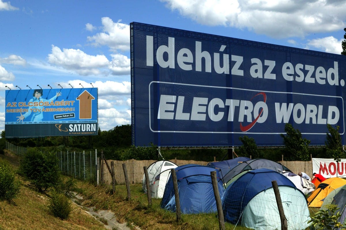 Több embernek milliókkal tartozik az Electro World-vezér?