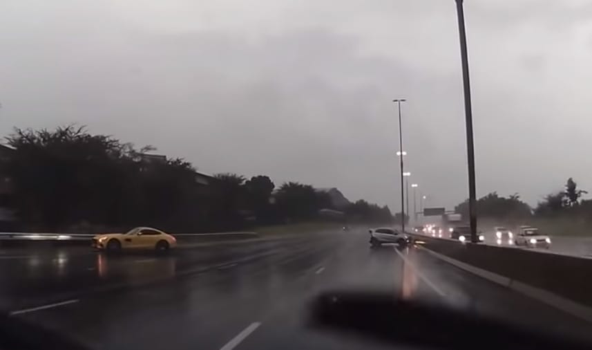 A túl magabiztos Mercedes AMG GT-t sem kímélte az aquaplaning – videó
