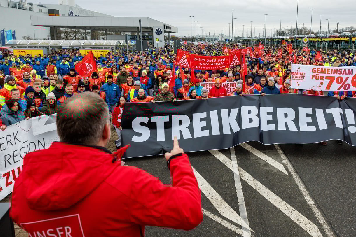 Sztrájkba léptek a Volkswagen dolgozói