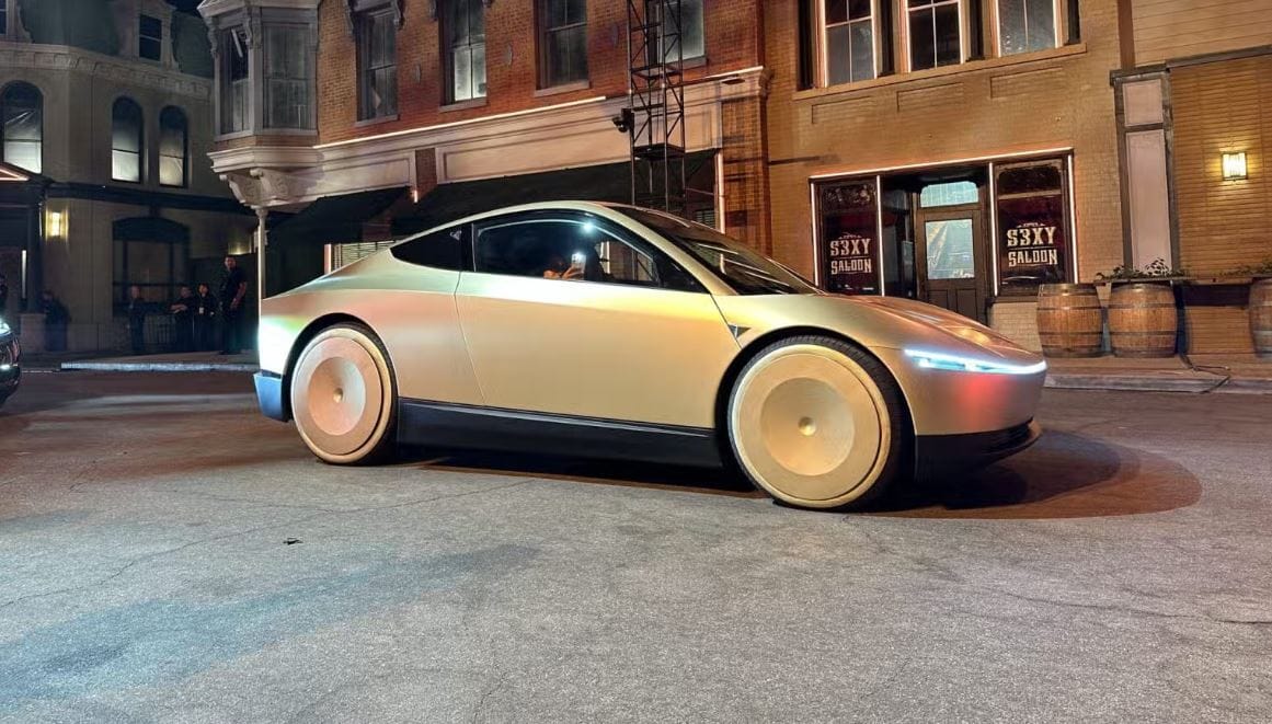 Felbukkant a Tesla első önvezető taxija, Elon Musk elárulta, mikor indul a szolgáltatás