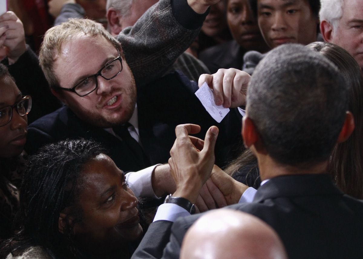 Fotó: bíráló cetlit nyomott Obama kezébe egy tüntető