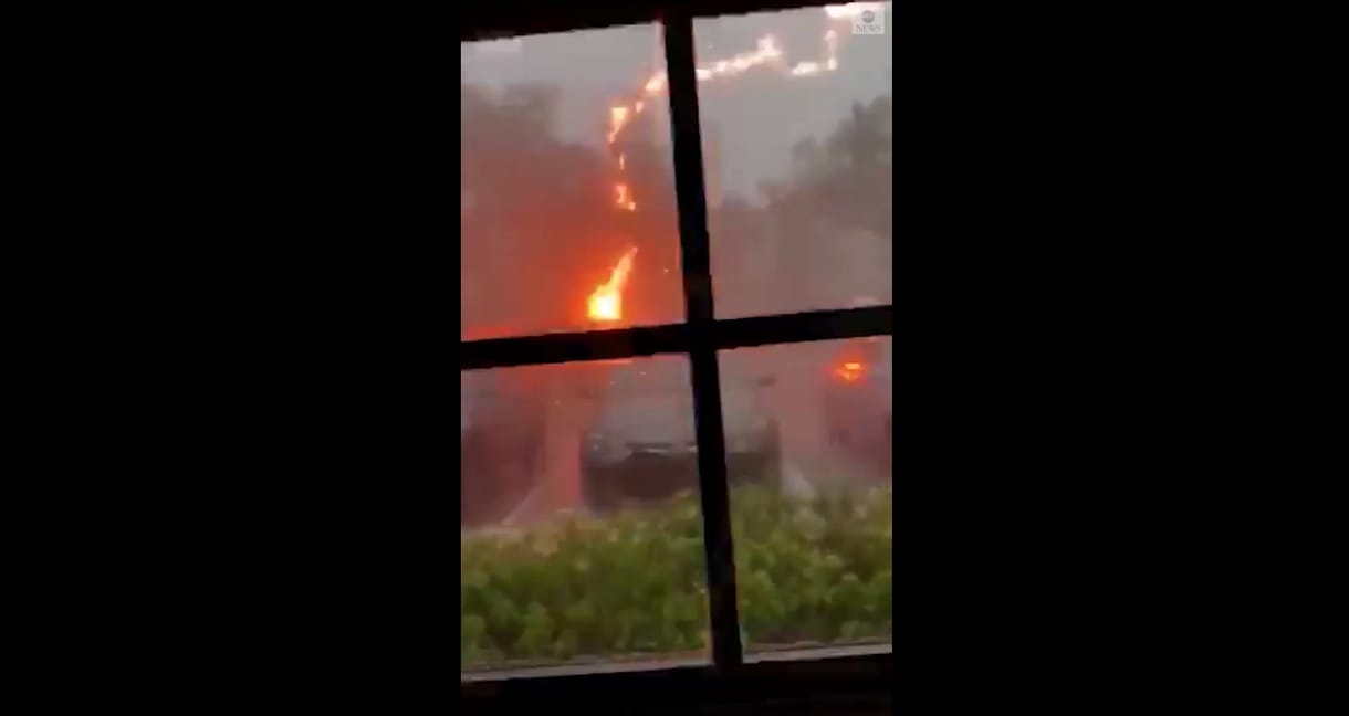 Felhúzta a redőnyt, a szemben lévő házba épp akkor csapott bele a villám – videó